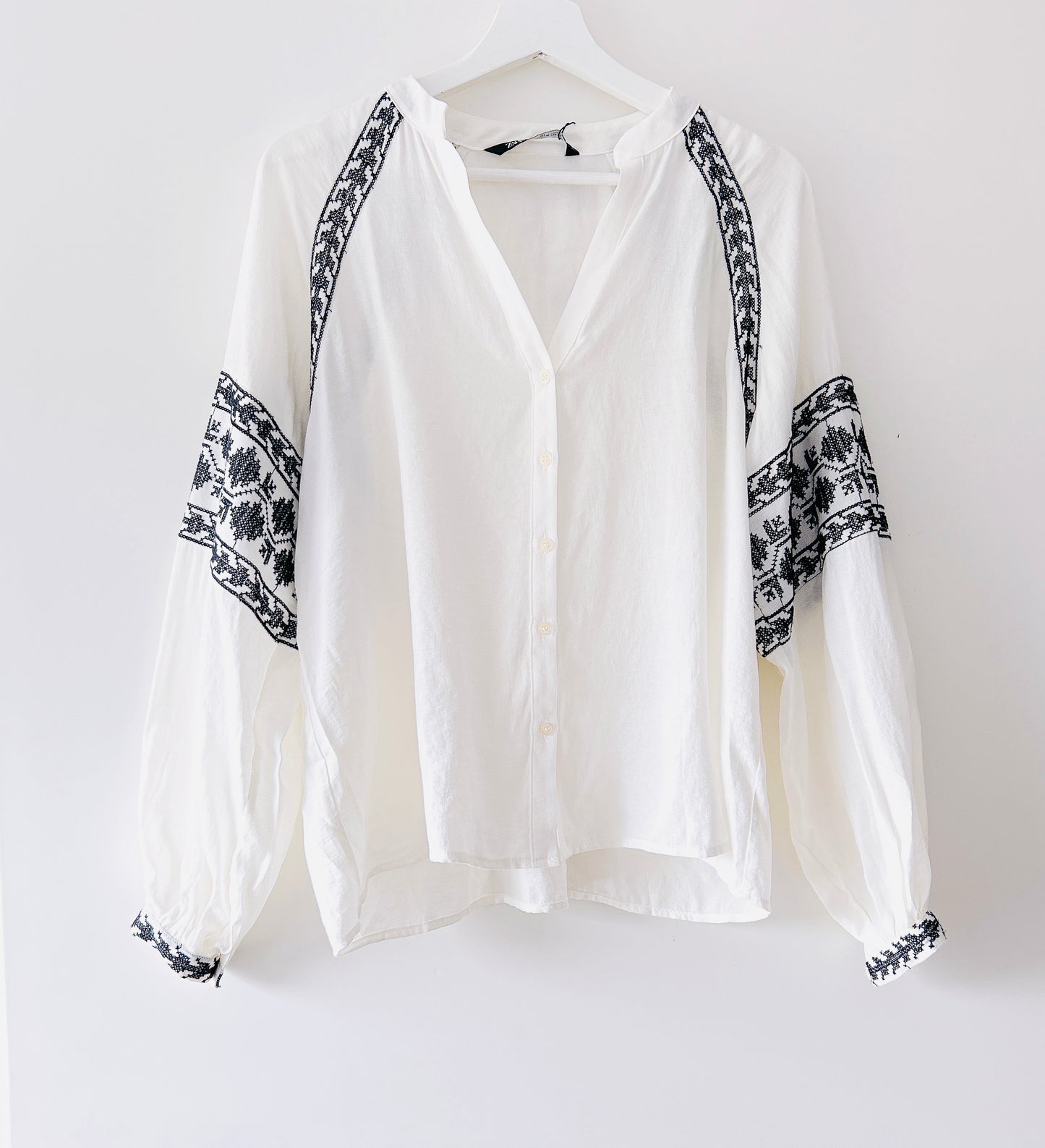 Chemisier blanc à broderies fines Zara