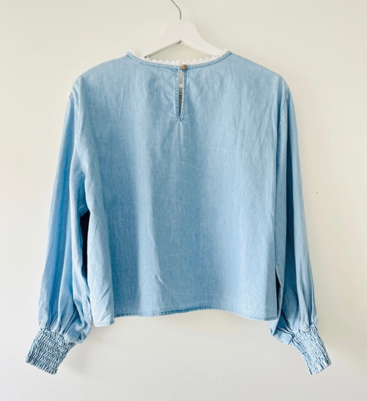Jeans lichtblauwe blouse met kant Zara