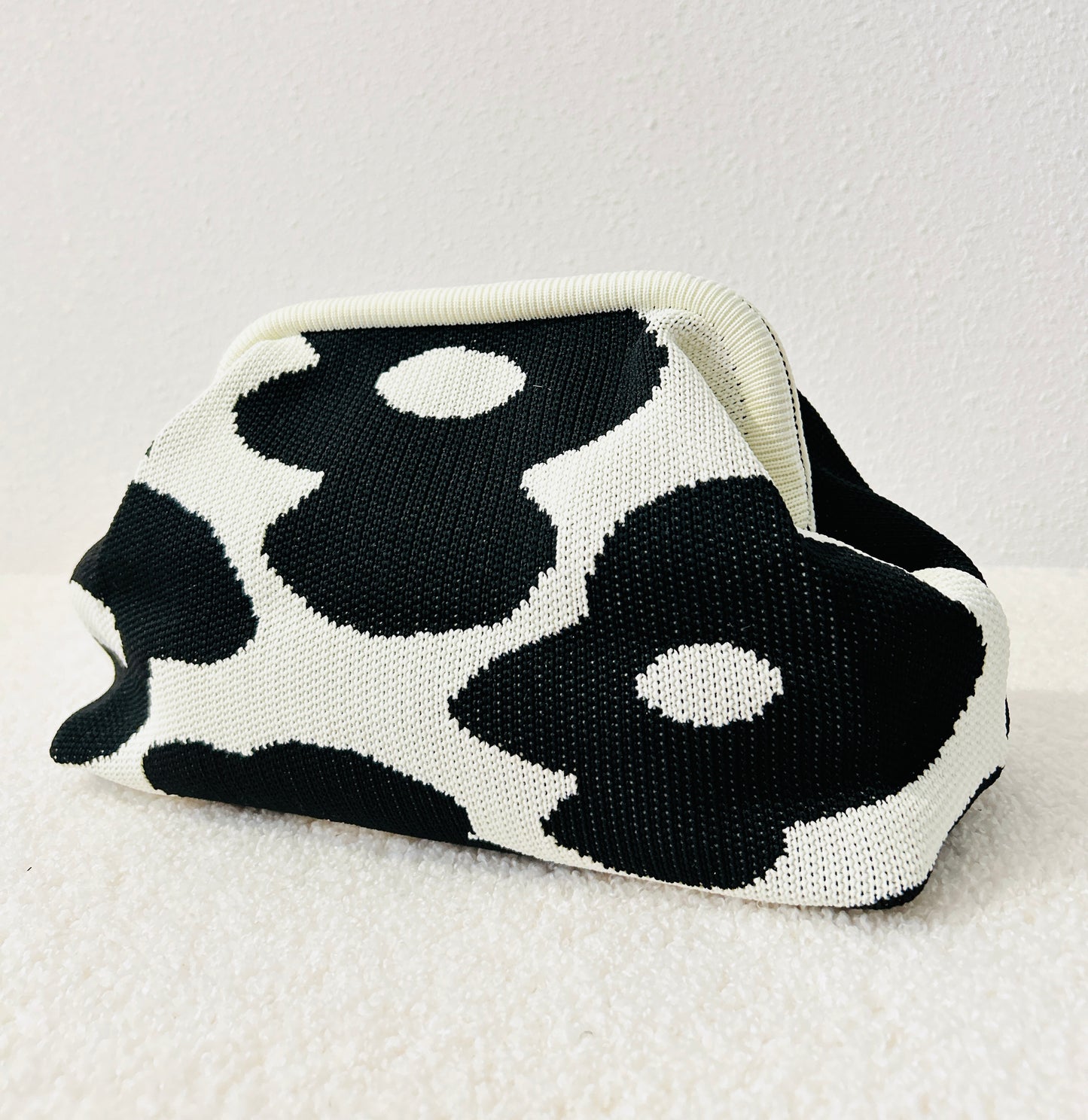 Zwart/creme gebreide gebloemde toilettas