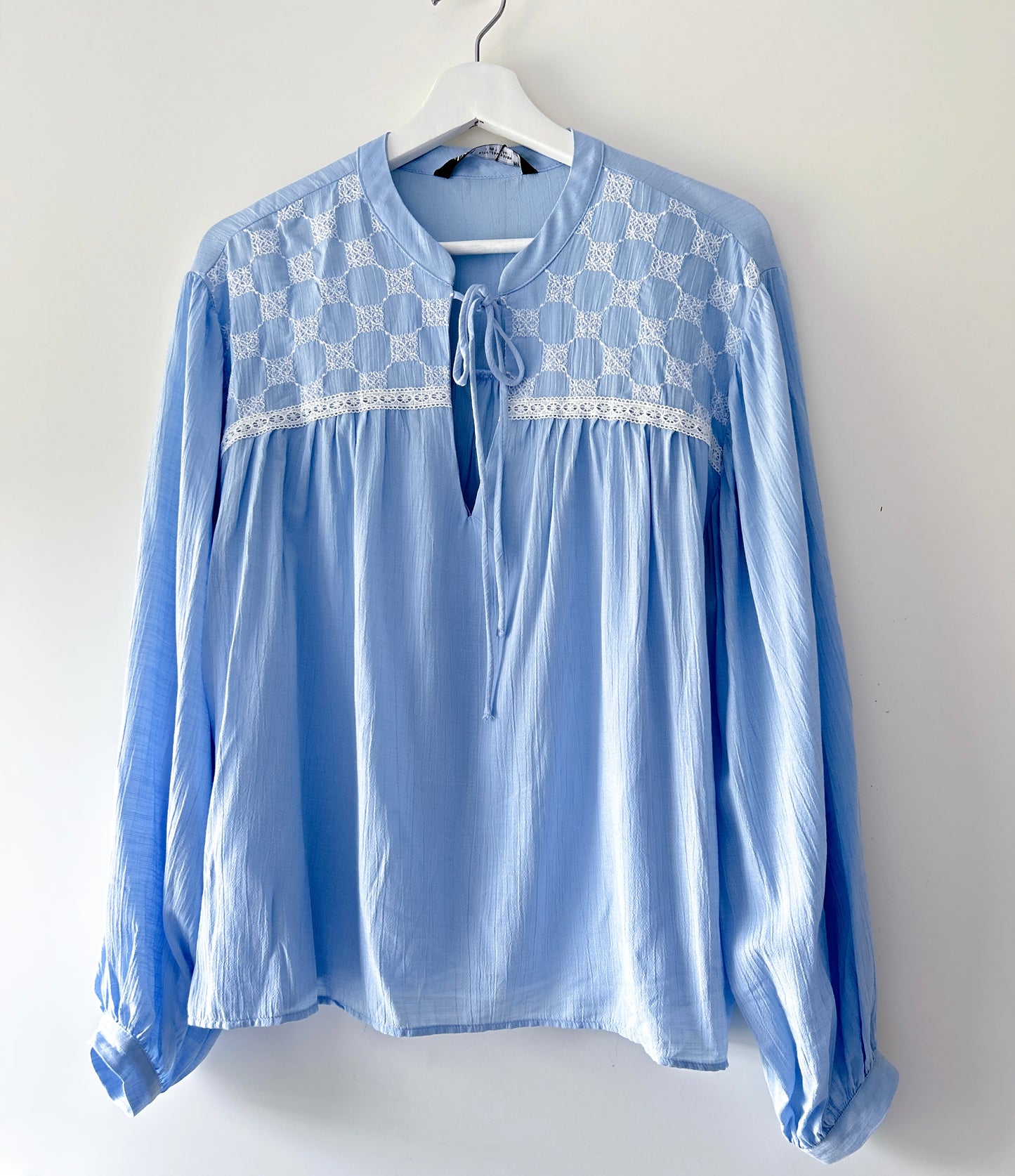Chemisier bleu clair avec broderie Zara