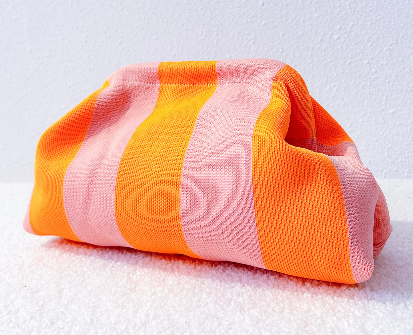 Pastelroze/oranje gestreepte gebreide toilettas