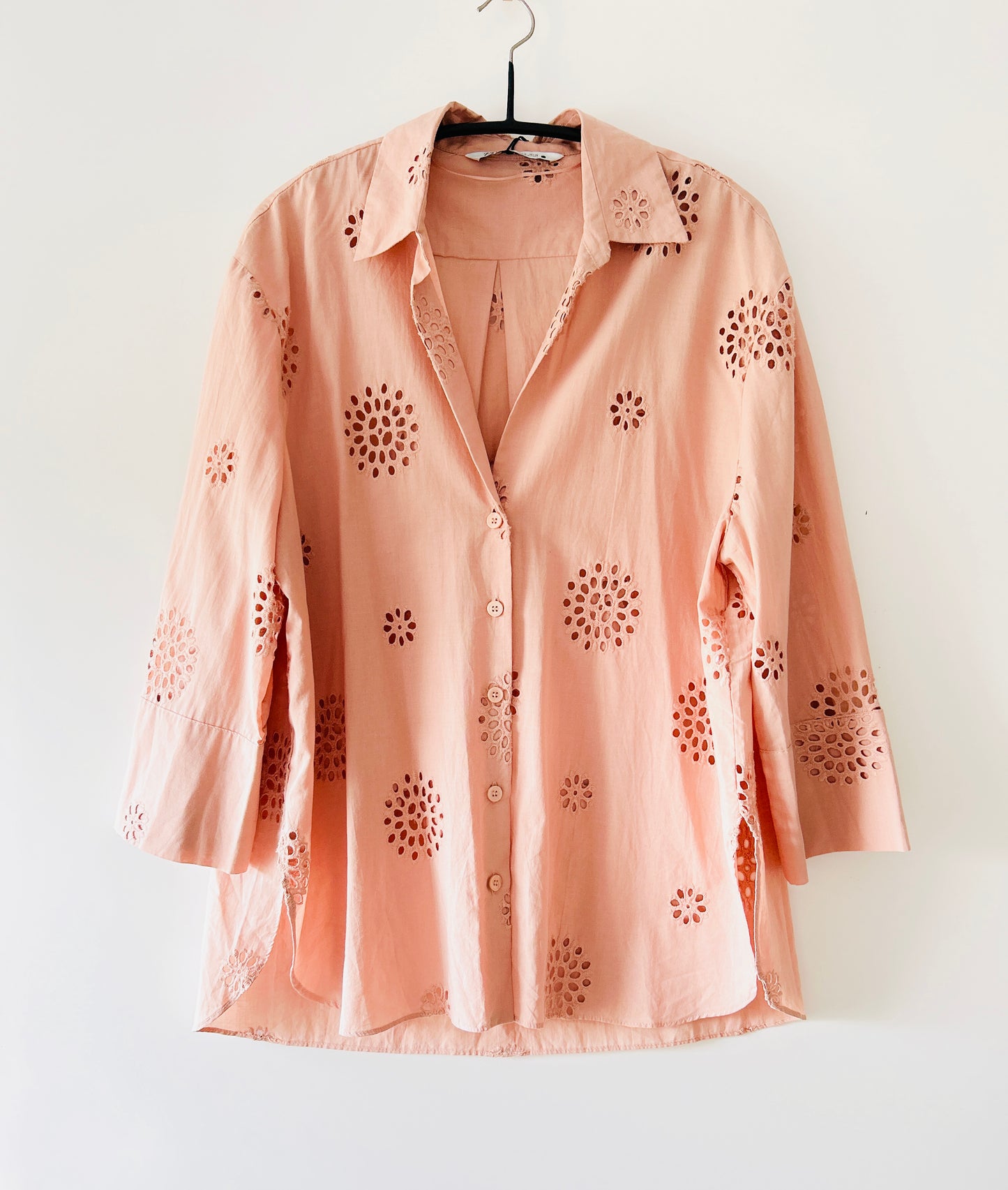 Blouse brodée orange pastel