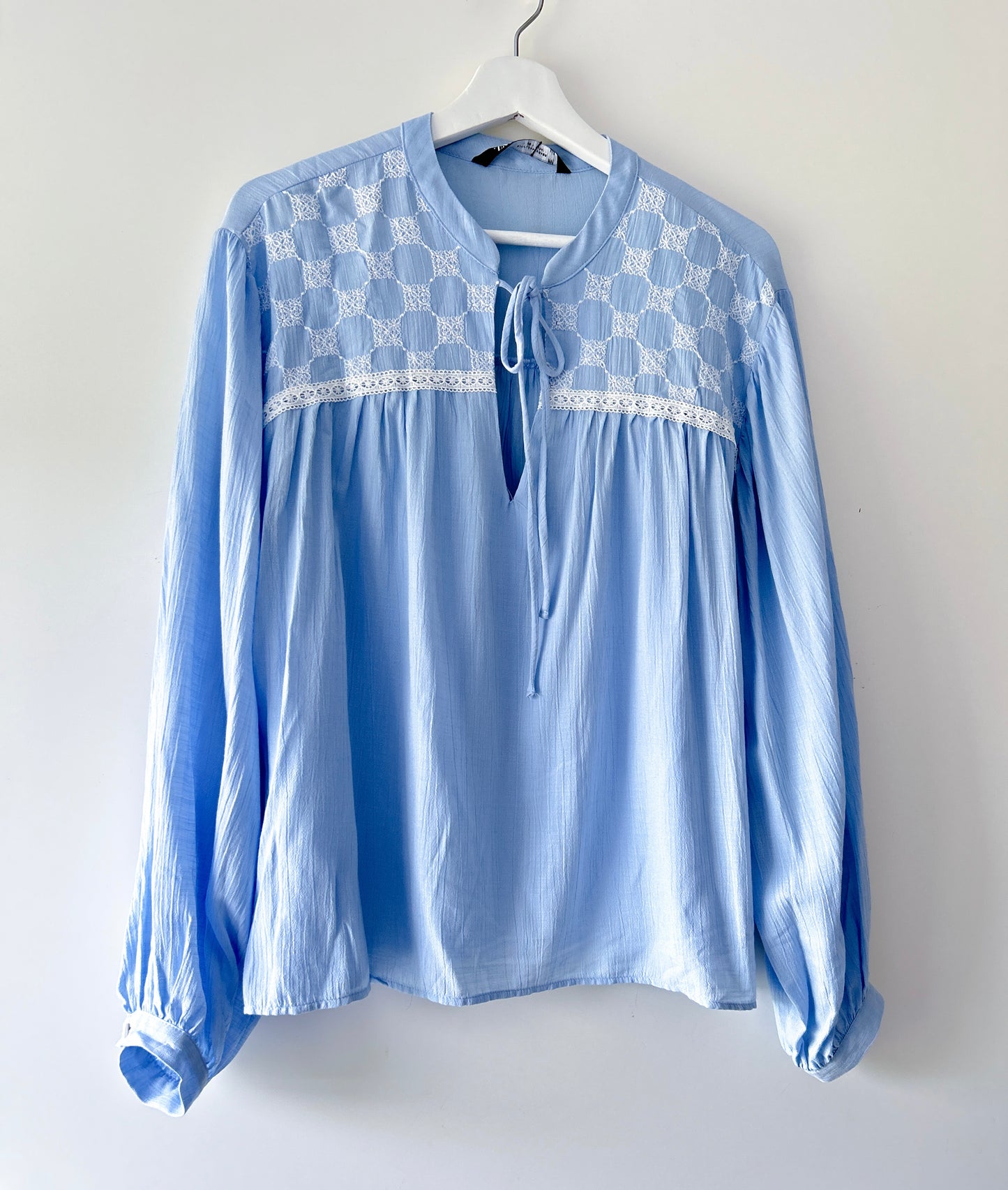 Chemisier bleu clair avec broderie Zara