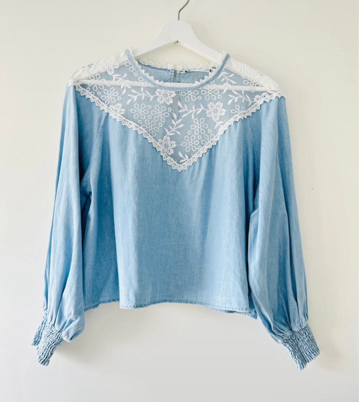Jeans lichtblauwe blouse met kant Zara