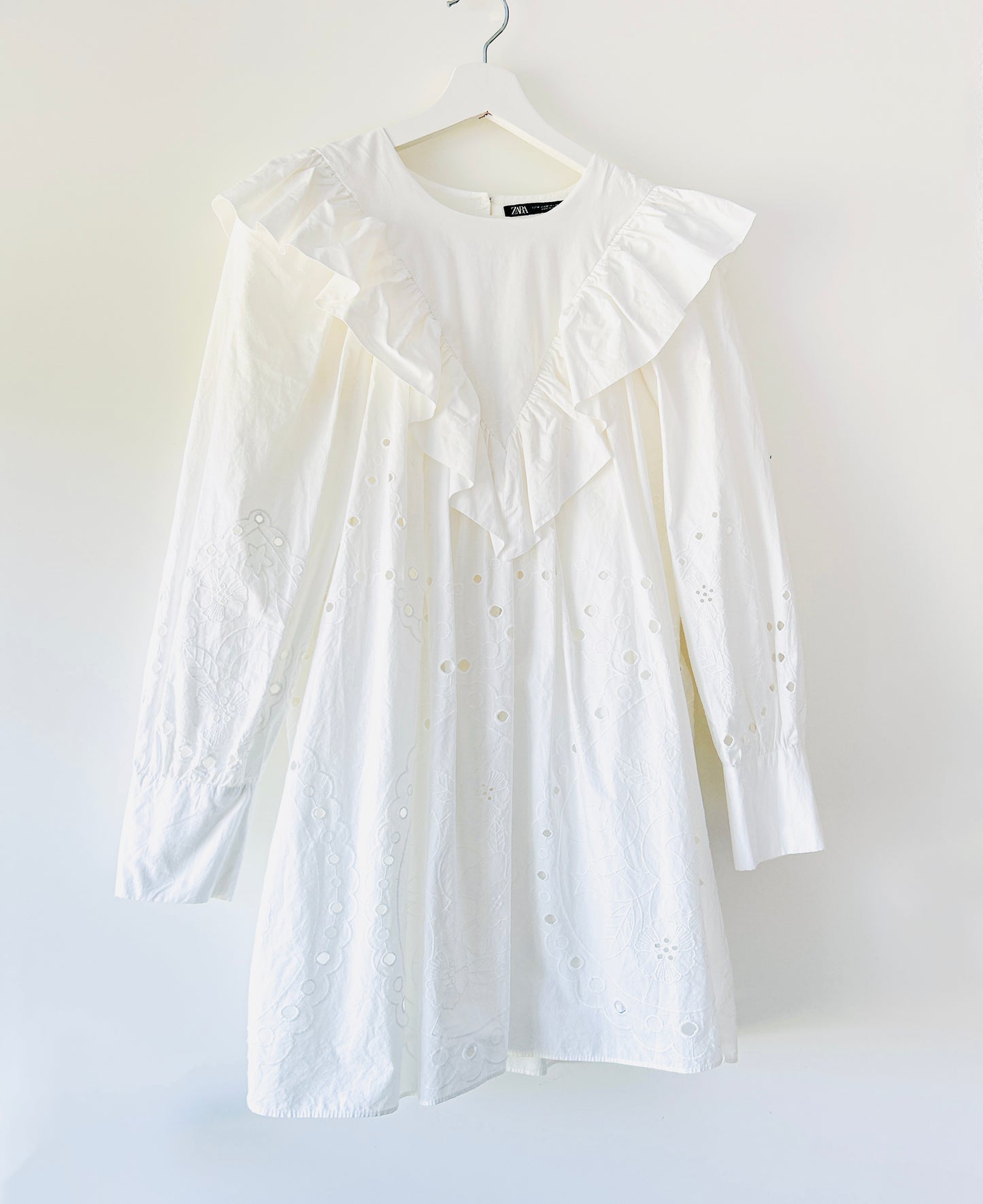 Robe blanche brodée en popeline Zara