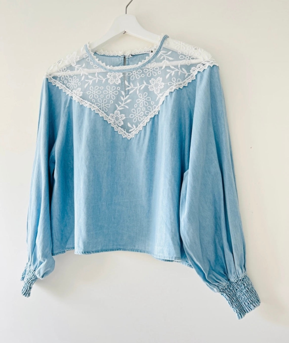 Jeans lichtblauwe blouse met kant Zara
