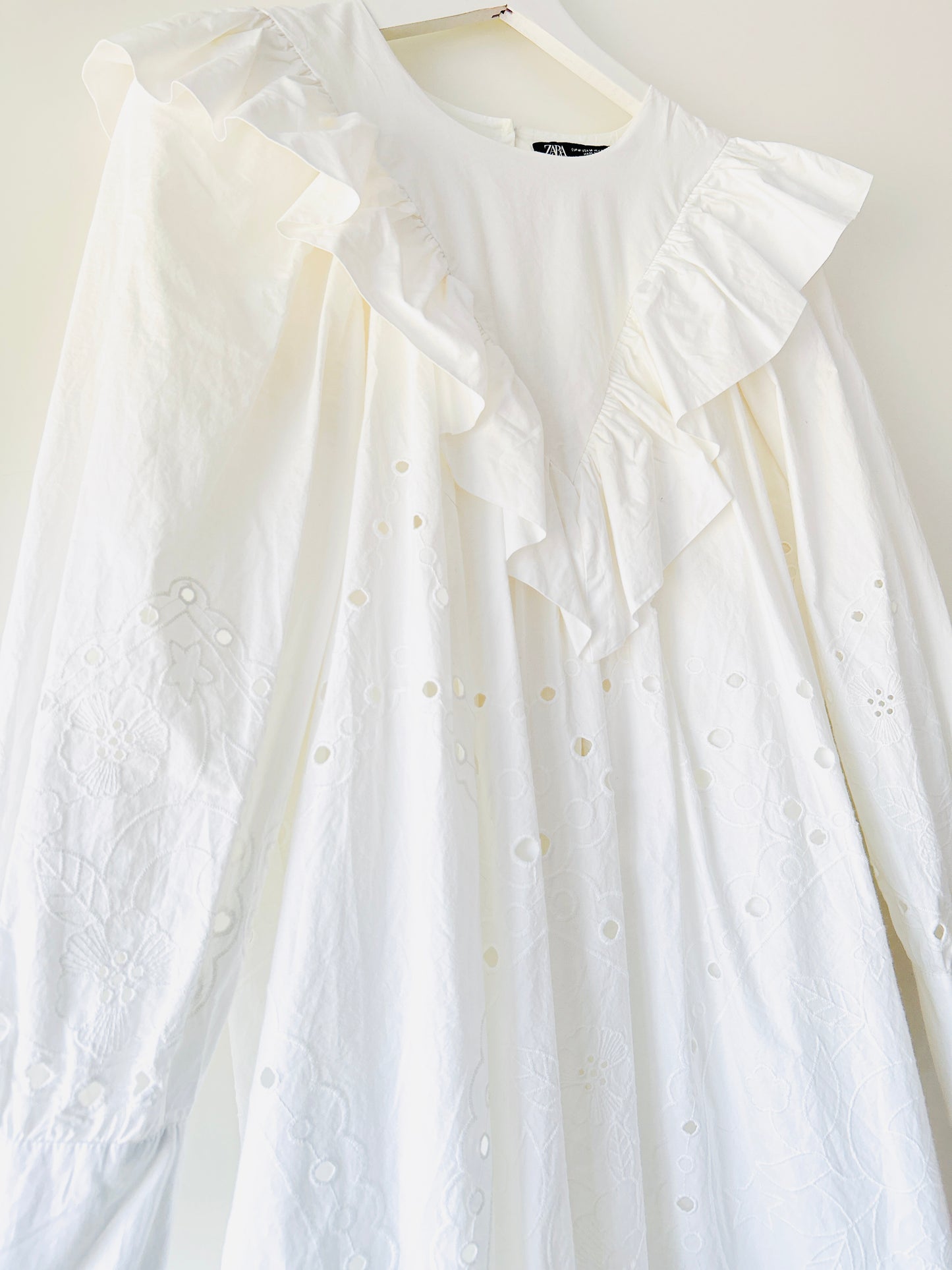 Robe blanche brodée en popeline Zara