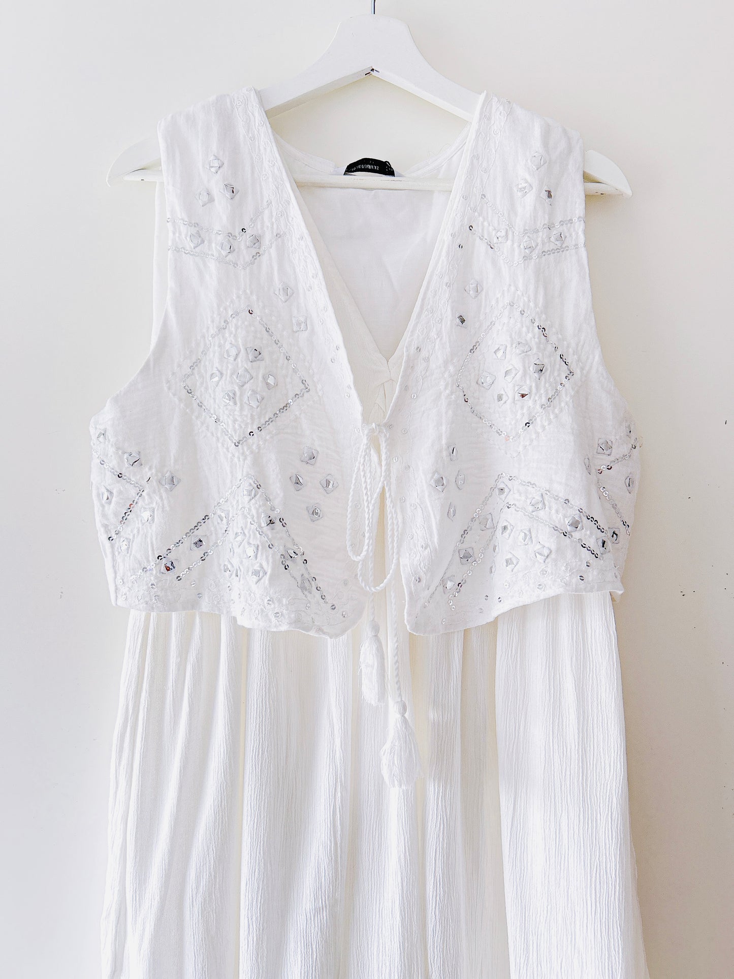 Robe blanche brodée avec gilet Stradivarius