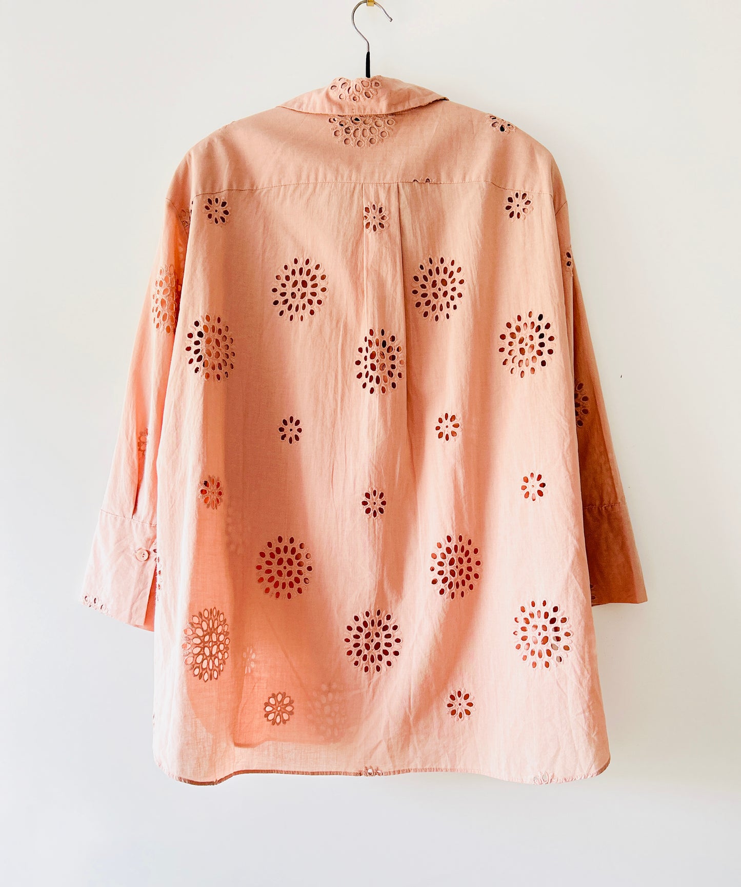 Blouse brodée orange pastel
