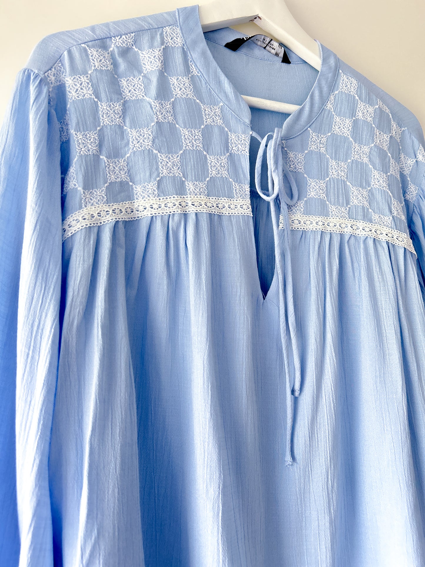Chemisier bleu clair avec broderie Zara