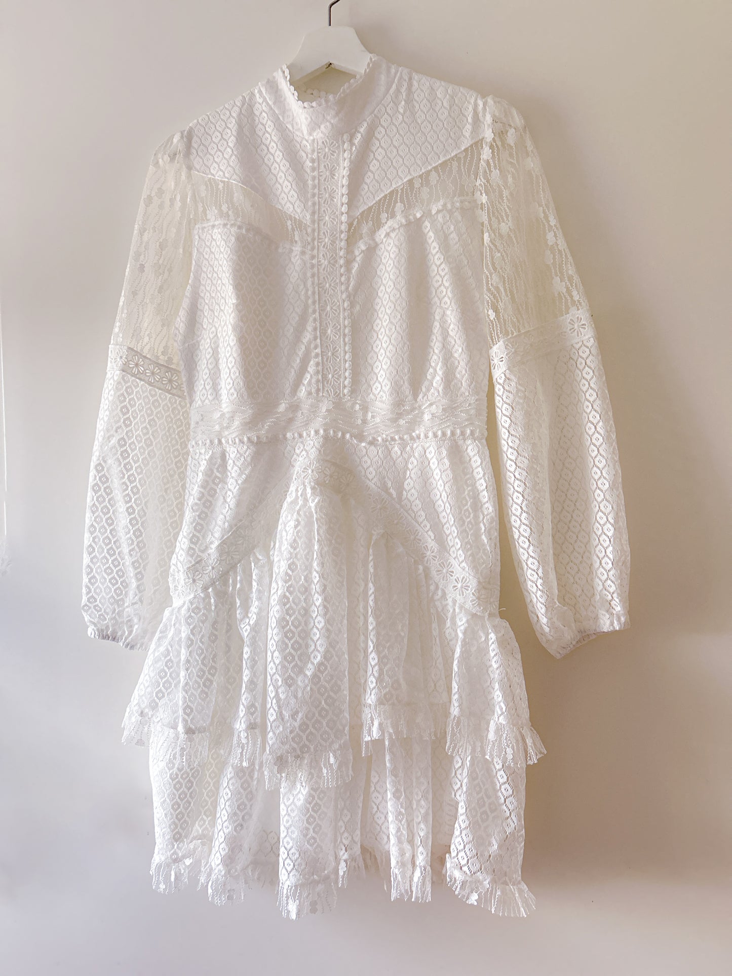 Mini-robe blanche avec dentelle