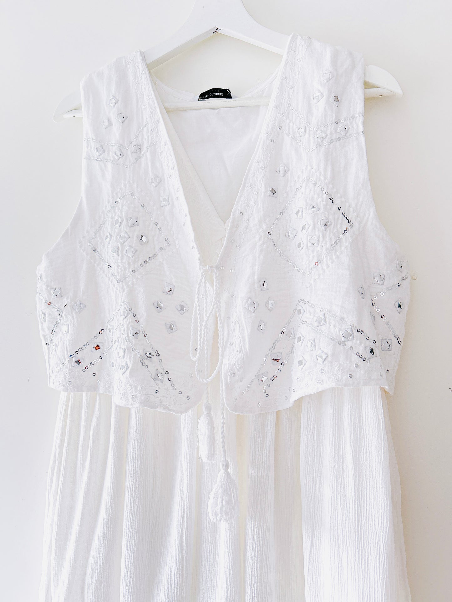 Robe blanche brodée avec gilet Stradivarius
