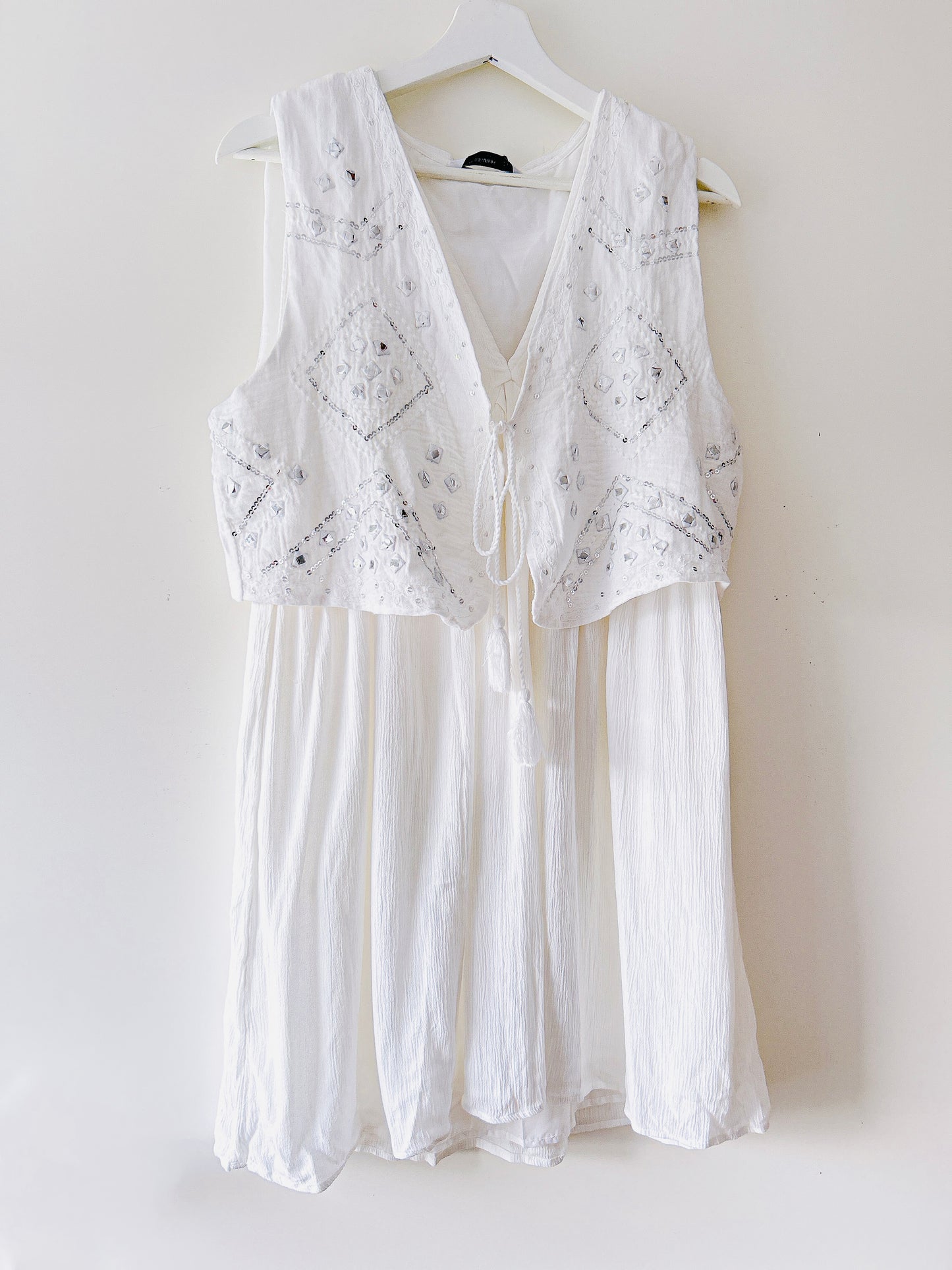 Robe blanche brodée avec gilet Stradivarius