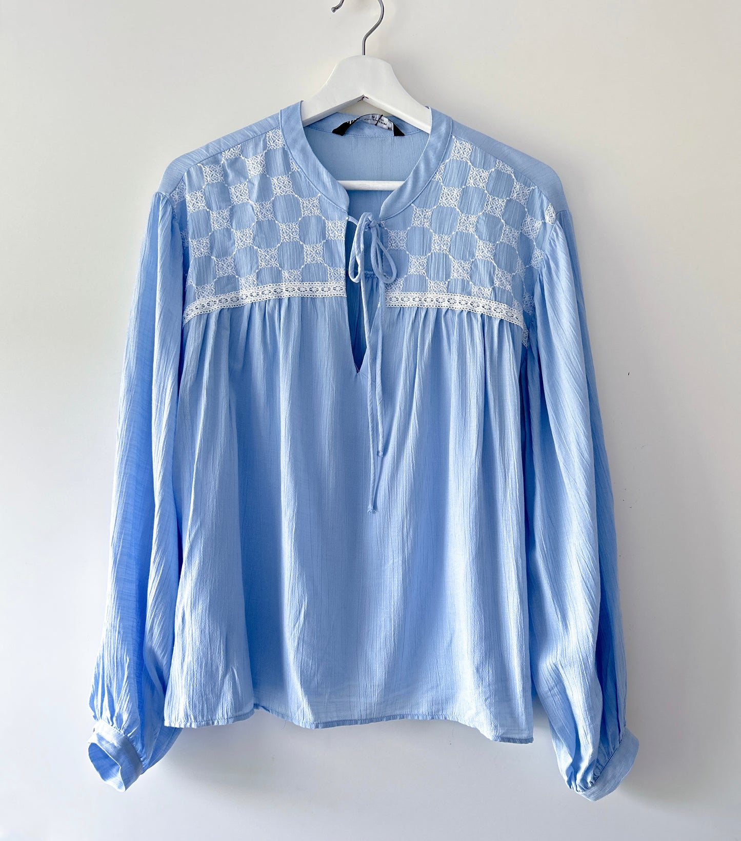 Chemisier bleu clair avec broderie Zara