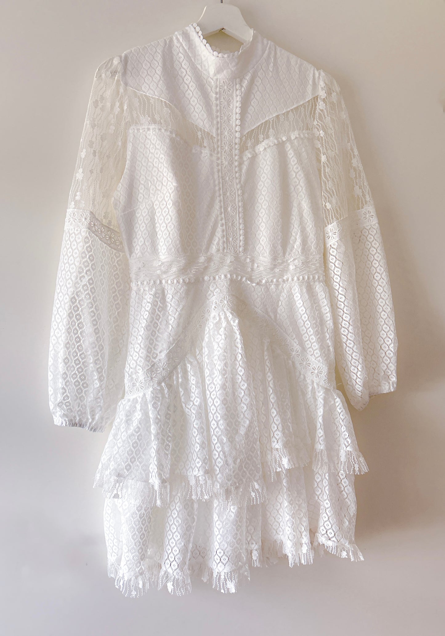 Mini-robe blanche avec dentelle