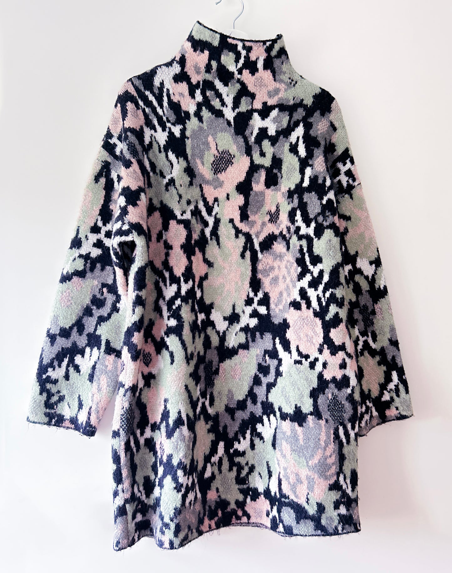 Pull long tricoté à fleurs Zara