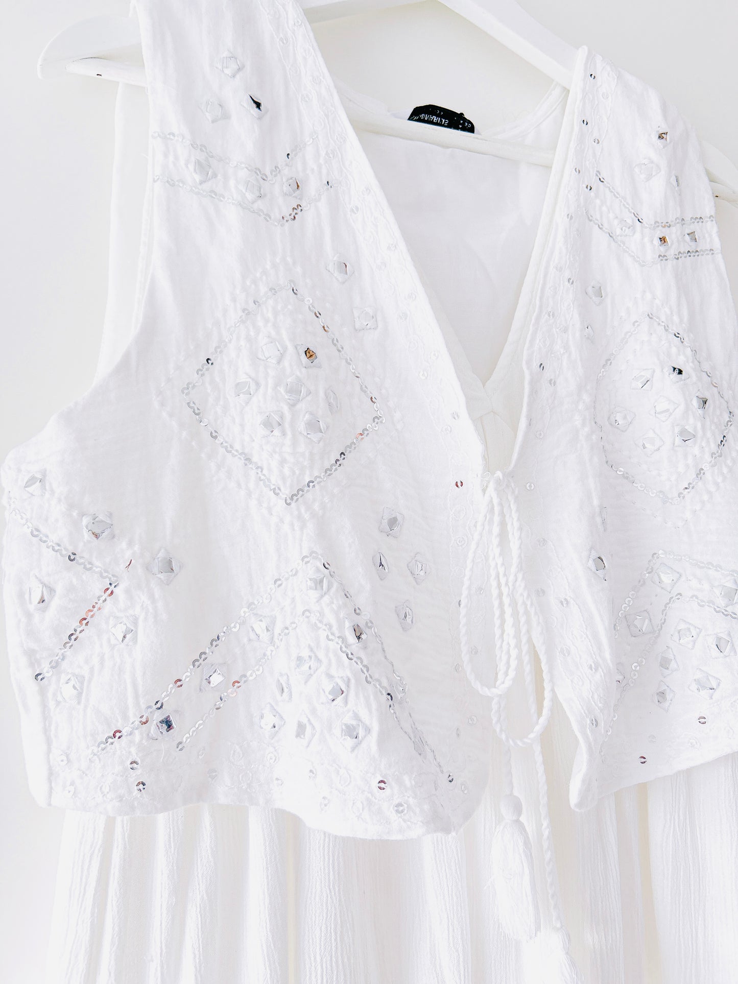 Robe blanche brodée avec gilet Stradivarius
