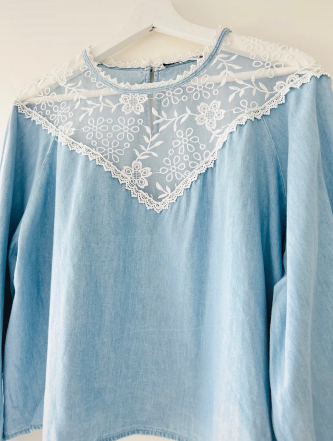 Jeans lichtblauwe blouse met kant Zara