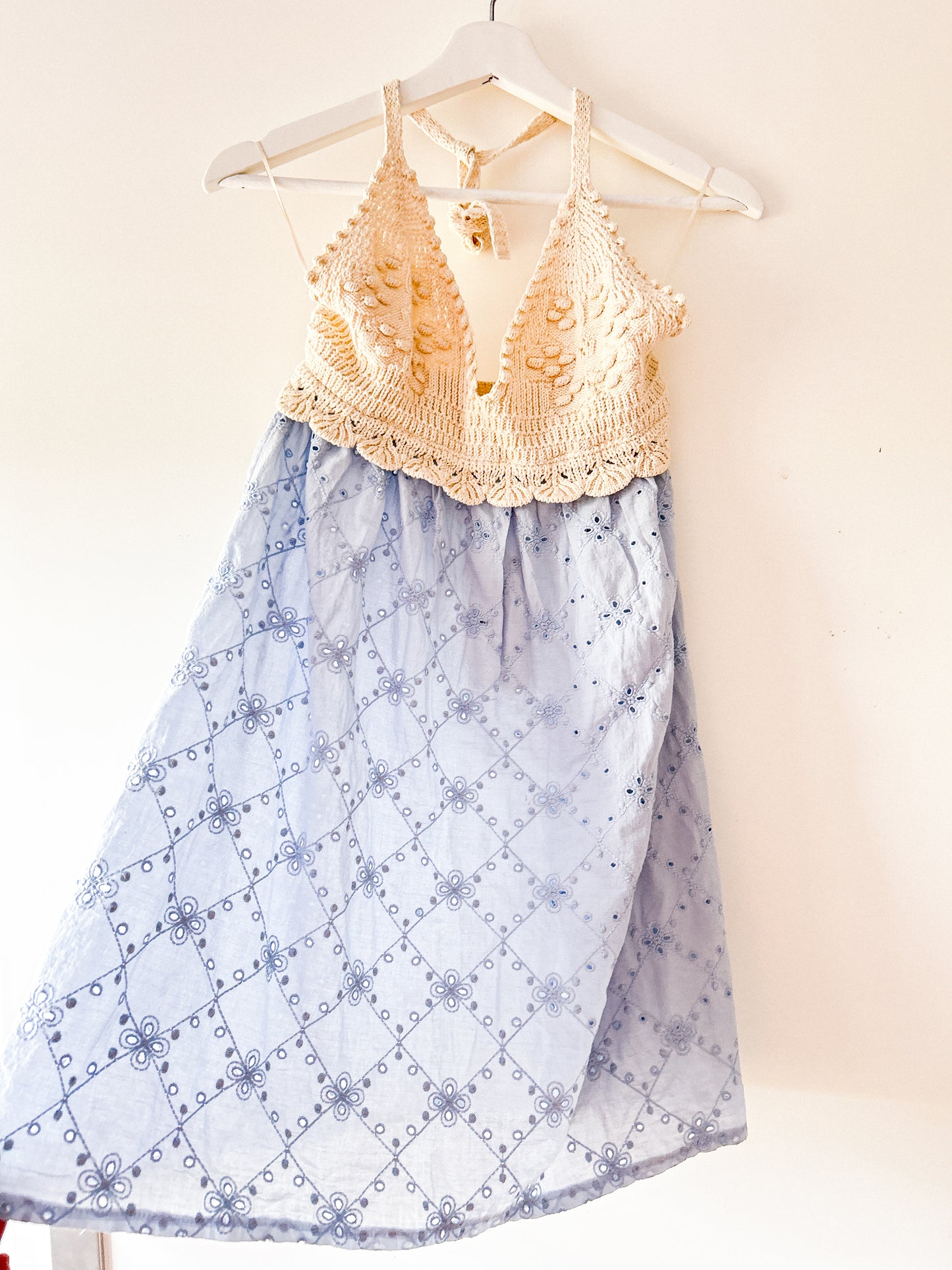 Lichtblauw crochet mini-jurkje Zara
