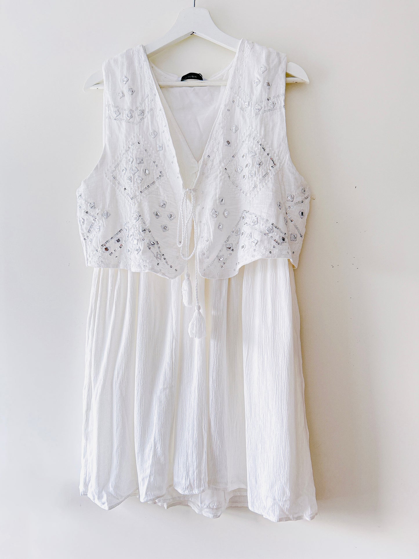Robe blanche brodée avec gilet Stradivarius