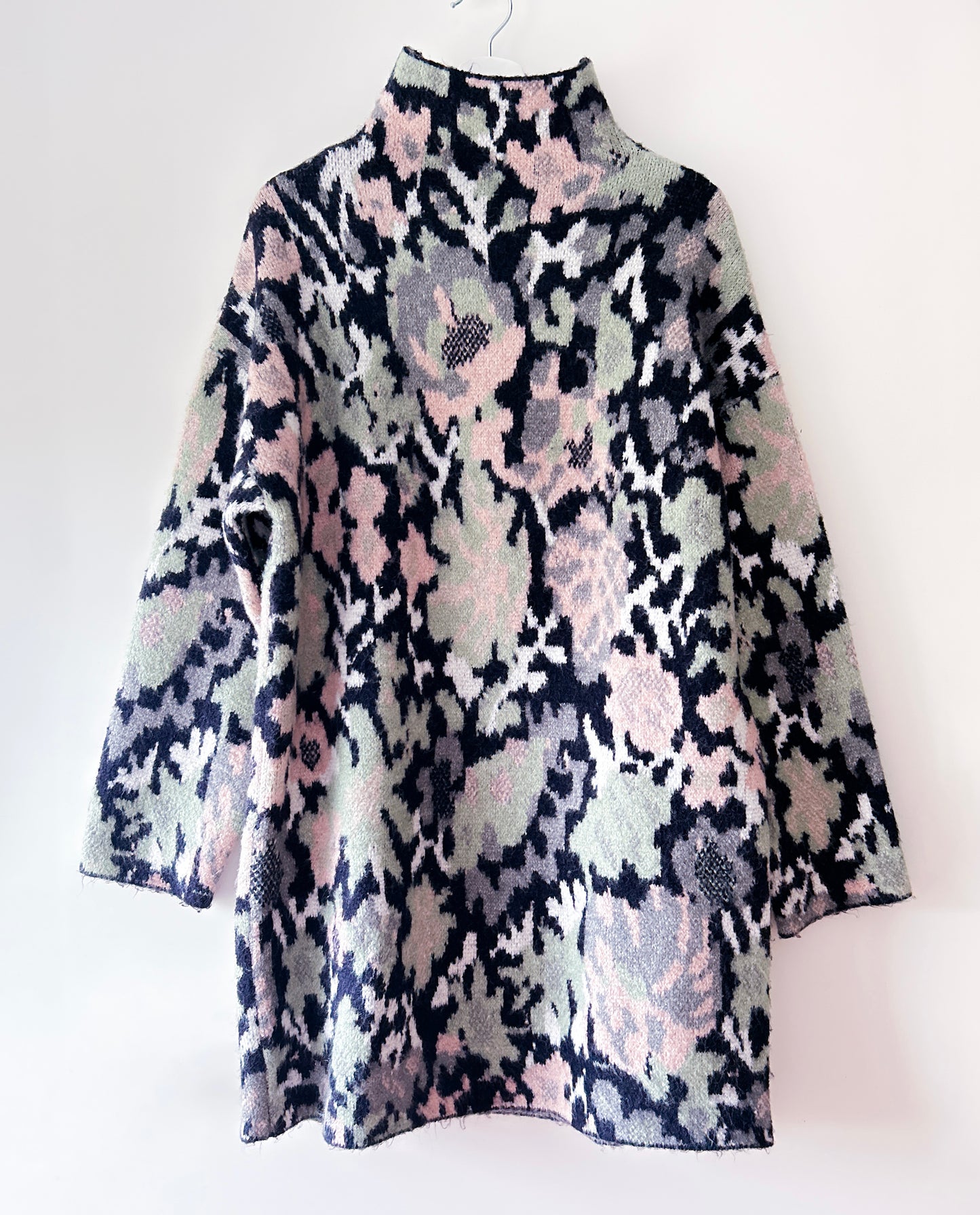 Pull long tricoté à fleurs Zara