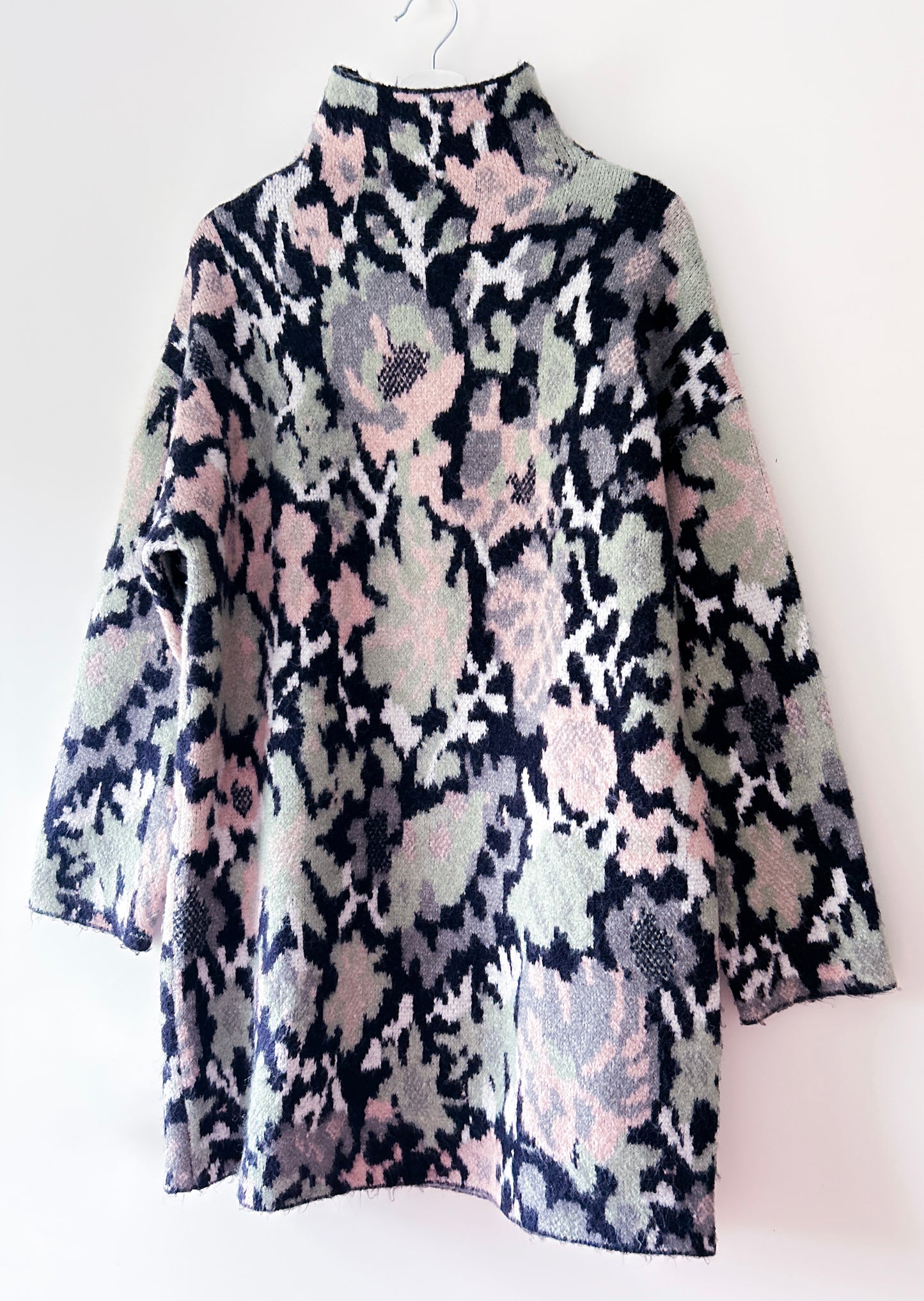 Pull long tricoté à fleurs Zara