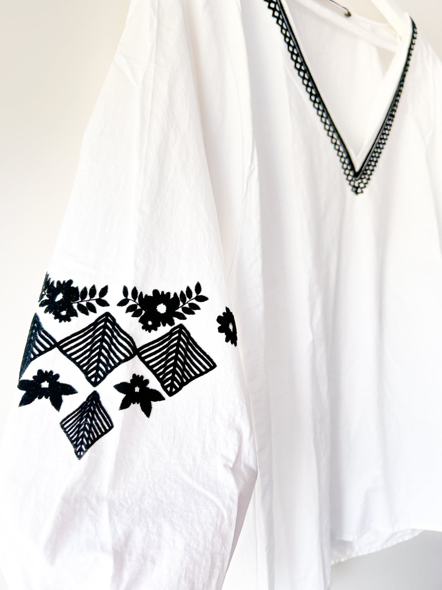 Chemisier blanc brodé Zara