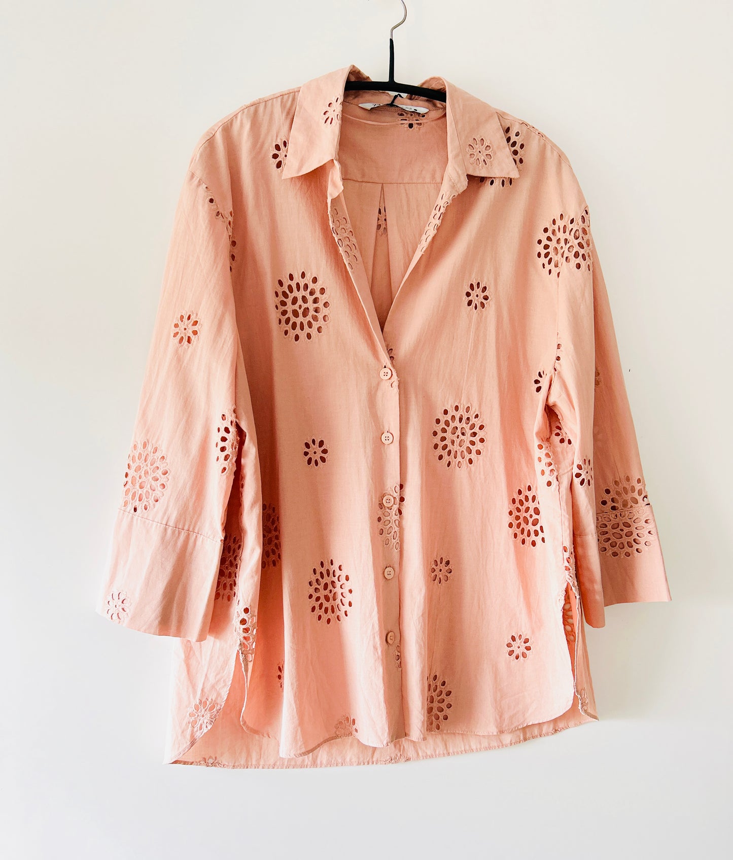 Blouse brodée orange pastel