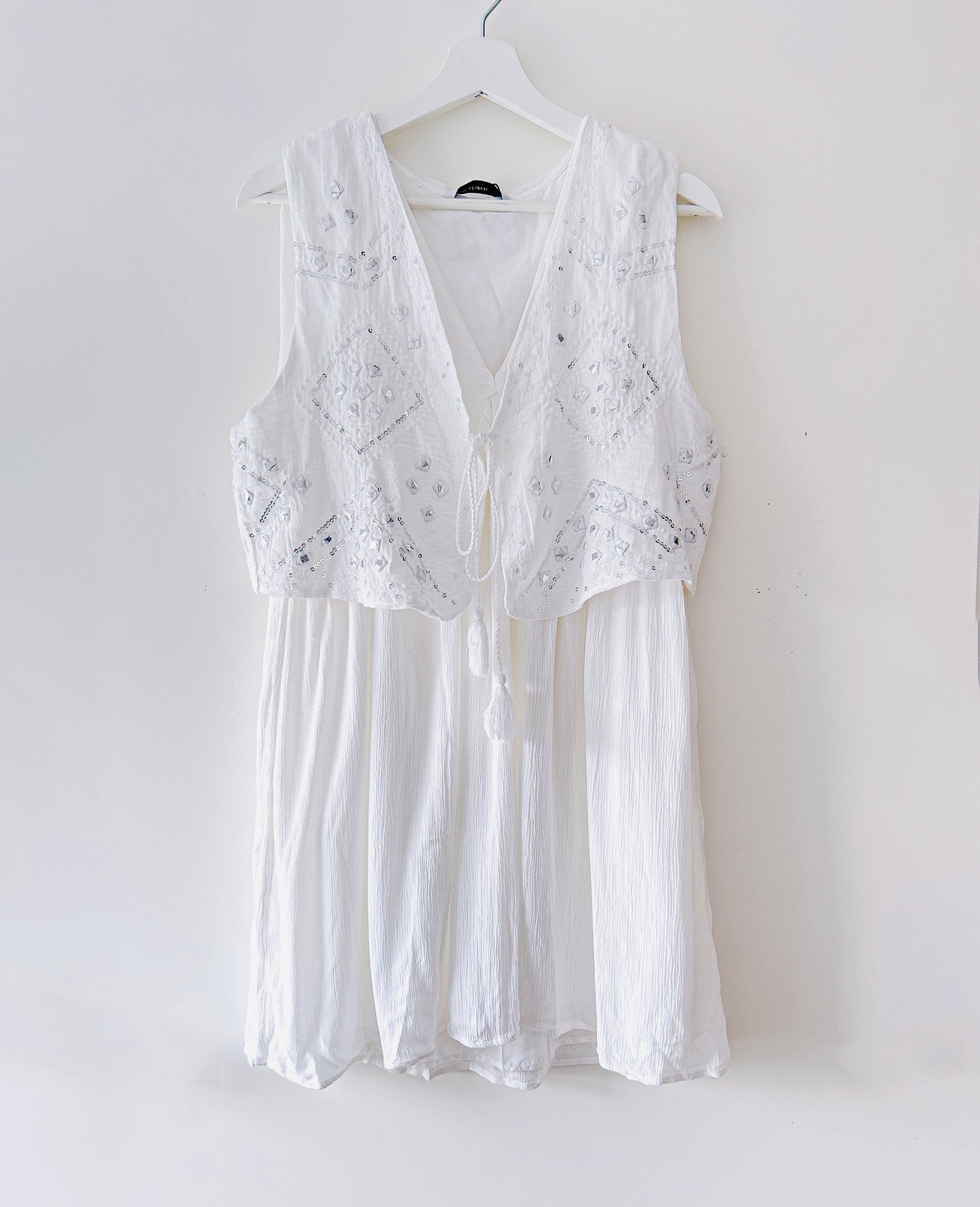 Robe blanche brodée avec gilet Stradivarius