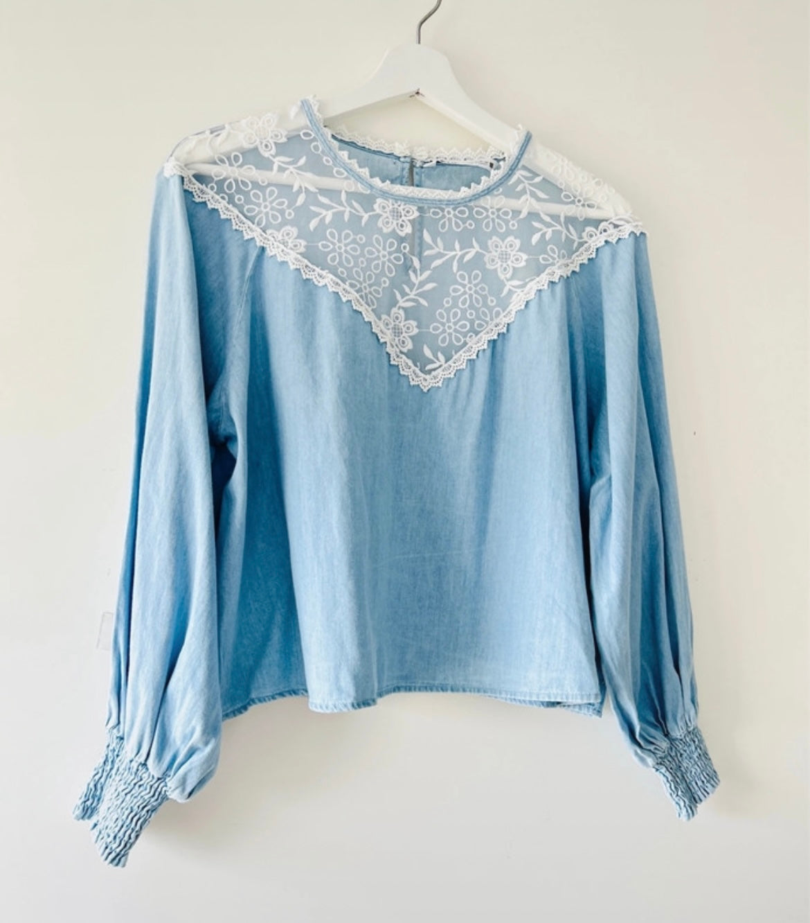 Jeans lichtblauwe blouse met kant Zara