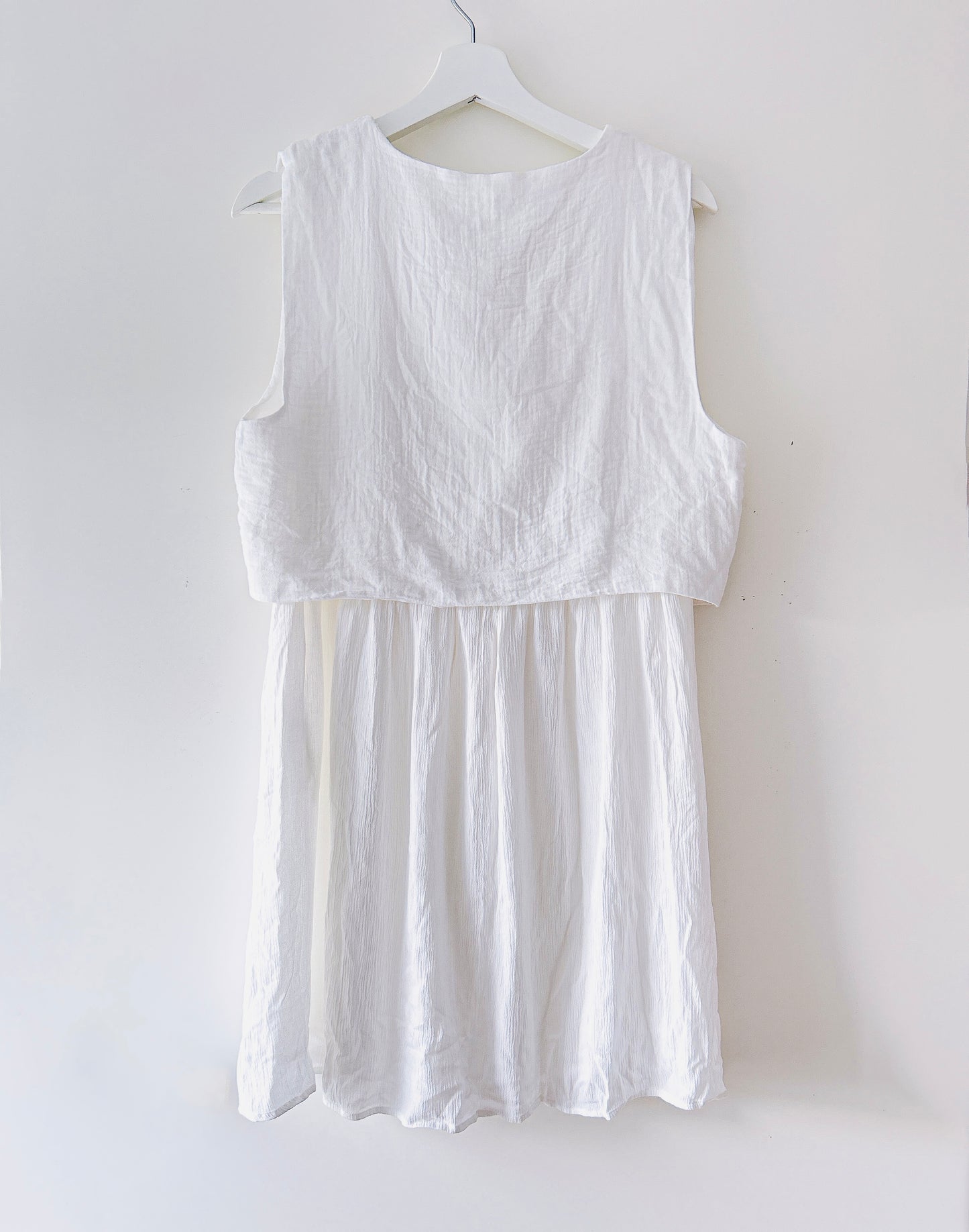 Robe blanche brodée avec gilet Stradivarius