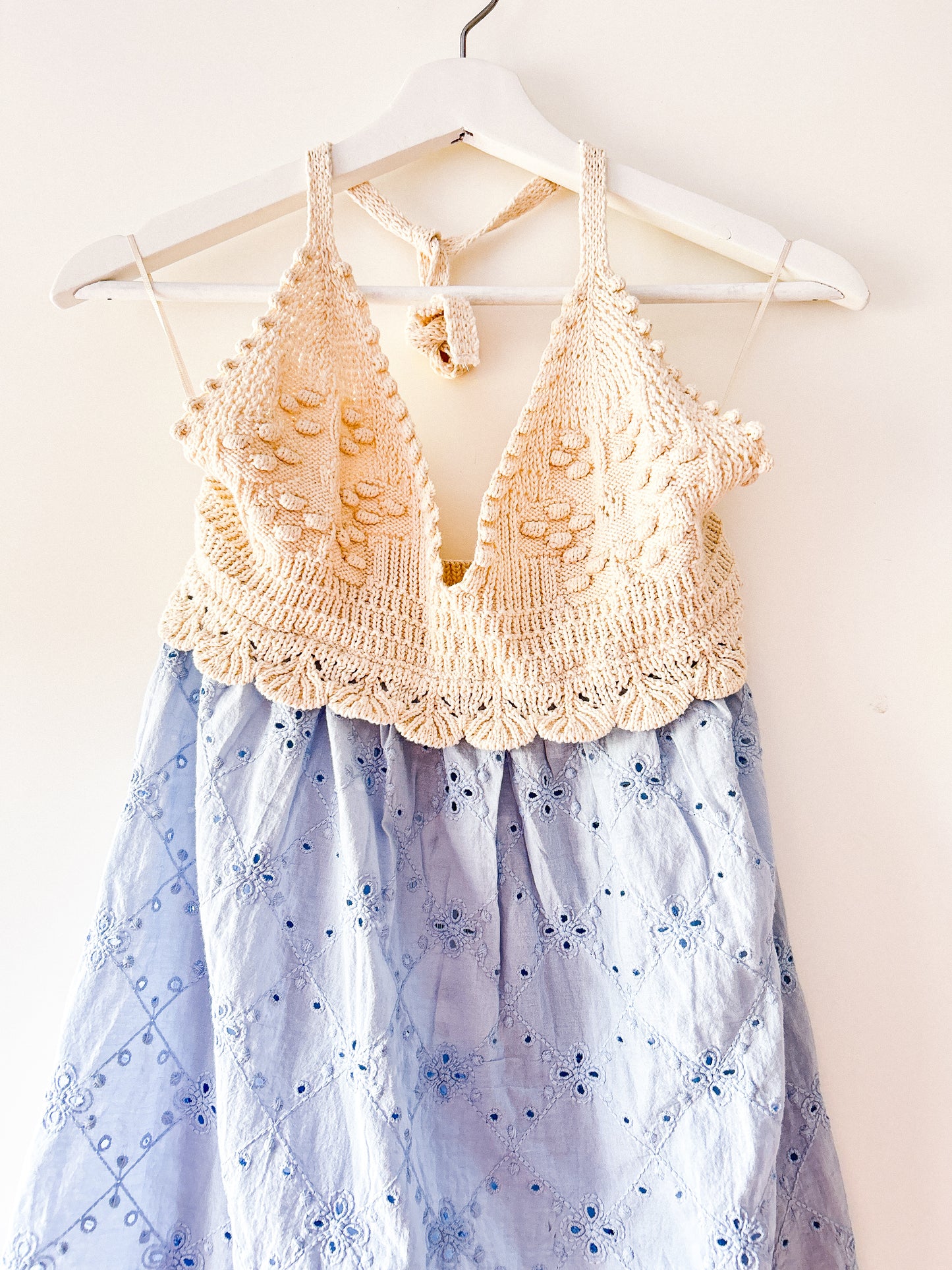 Lichtblauw crochet mini-jurkje Zara