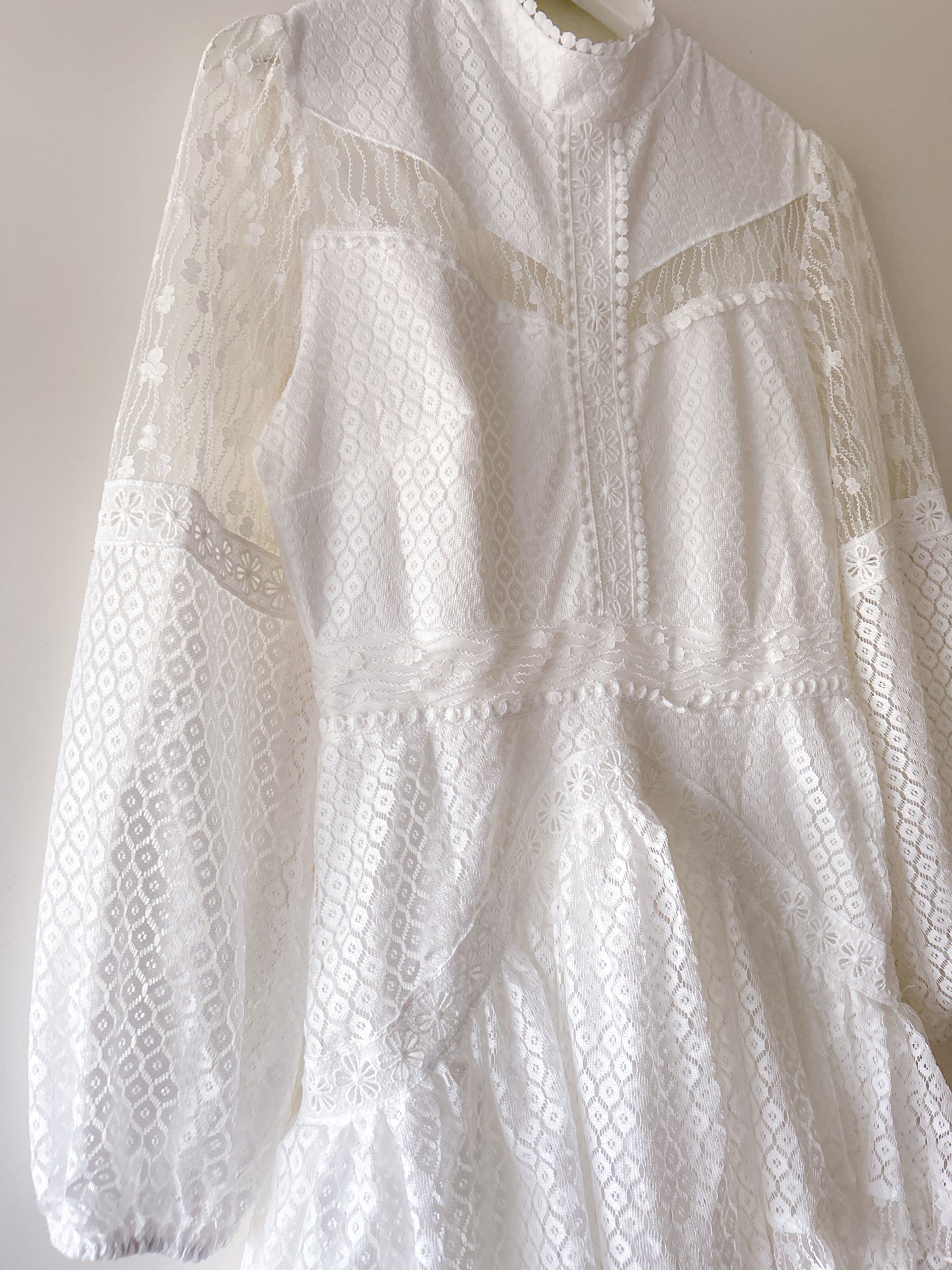 Mini-robe blanche avec dentelle