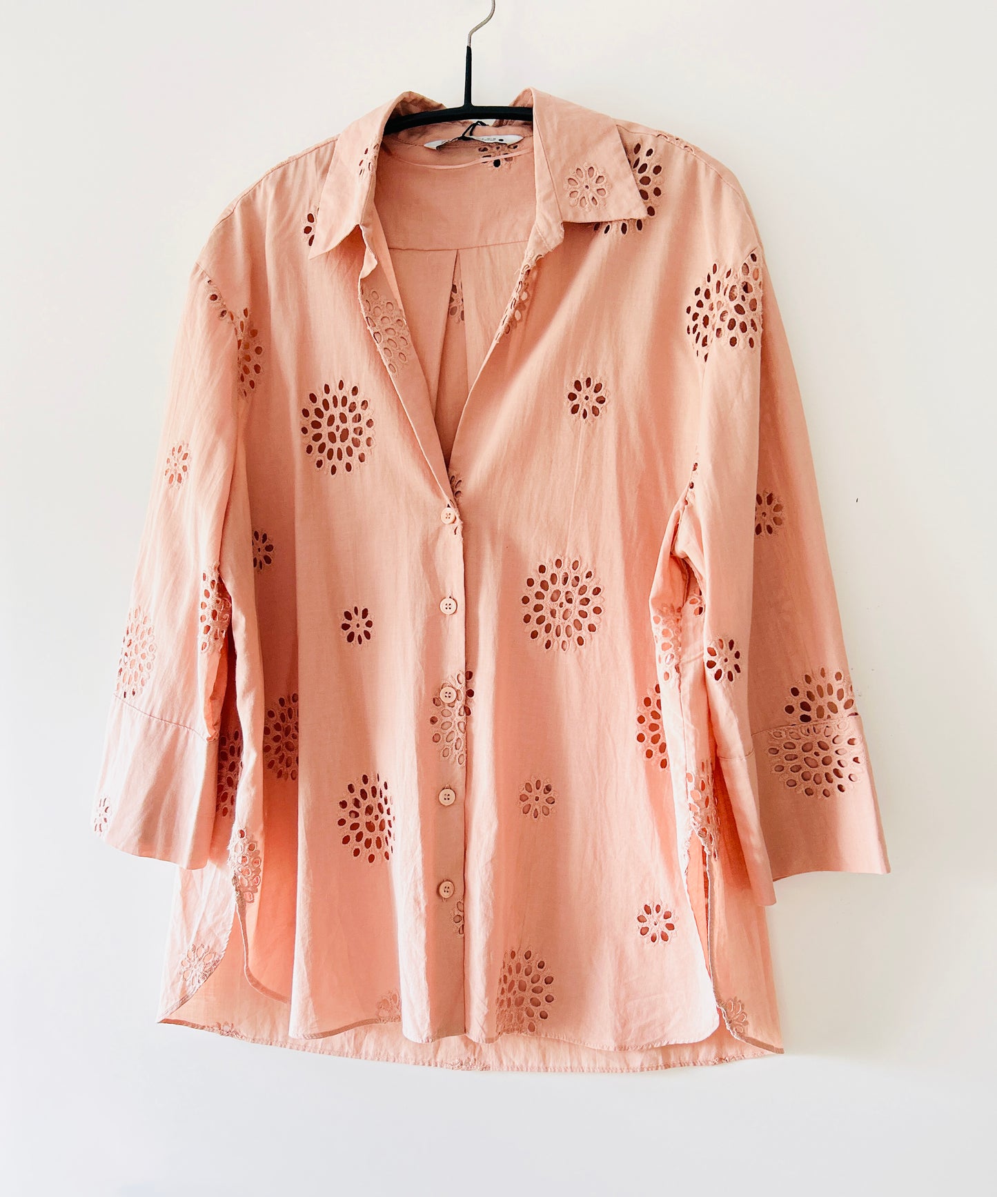 Blouse brodée orange pastel