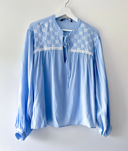 Chemisier bleu clair avec broderie Zara