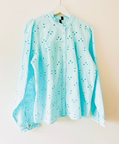 Blouse brodée bleu clair