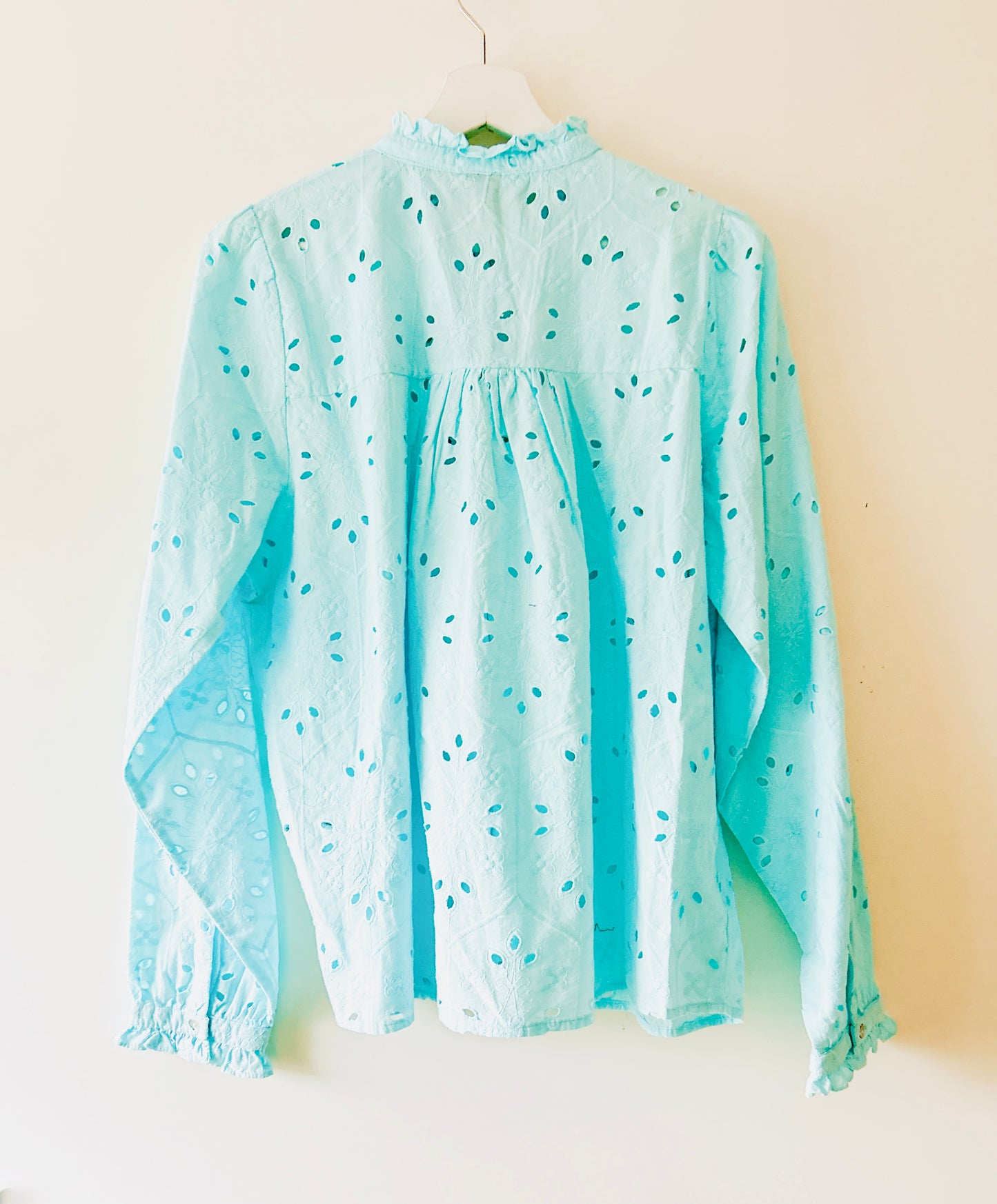 Blouse brodée bleu clair