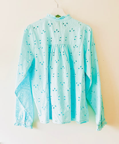 Blouse brodée bleu clair