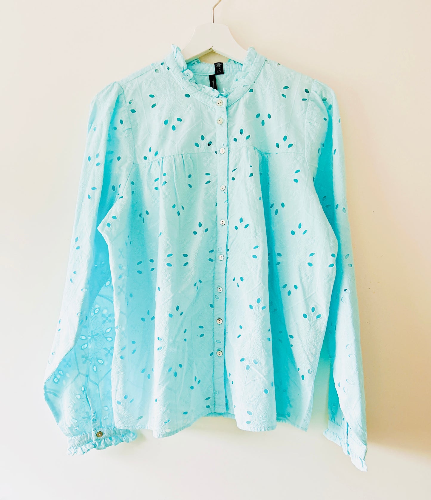 Blouse brodée bleu clair