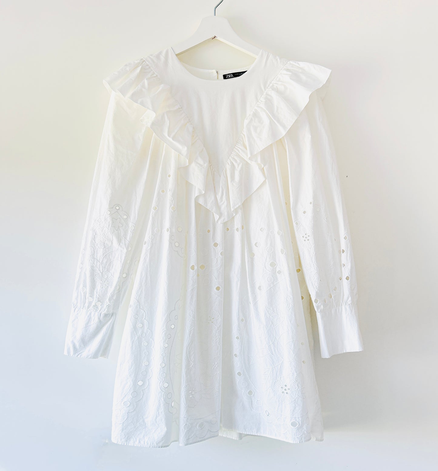 Robe blanche brodée en popeline Zara