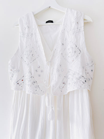 Robe blanche brodée avec gilet Stradivarius