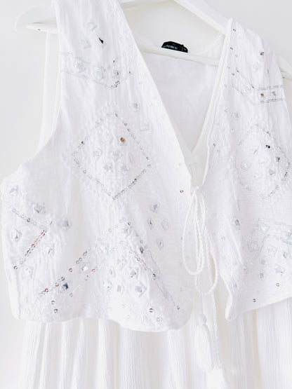 Robe blanche brodée avec gilet Stradivarius