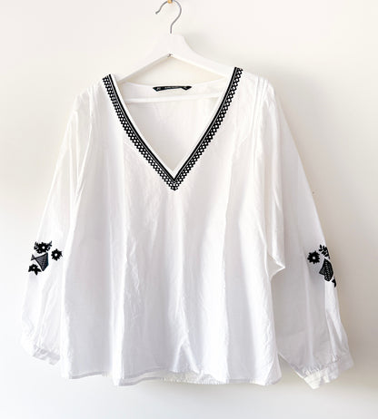 Chemisier blanc brodé Zara