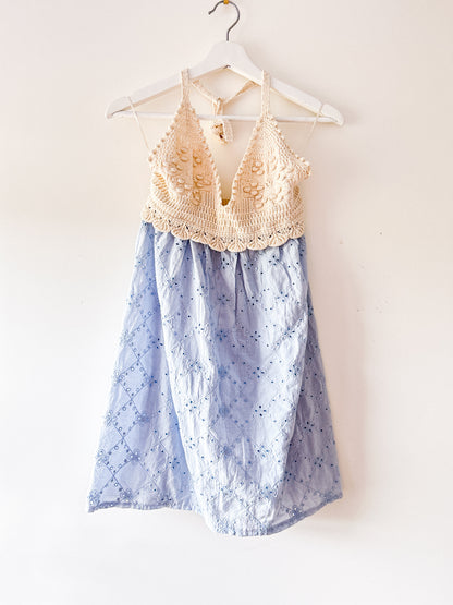 Lichtblauw crochet mini-jurkje Zara