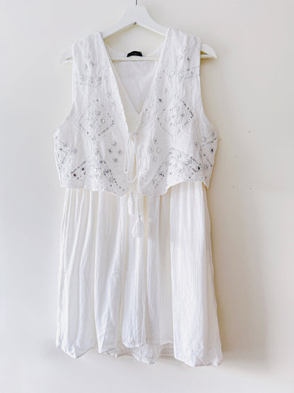 Robe blanche brodée avec gilet Stradivarius