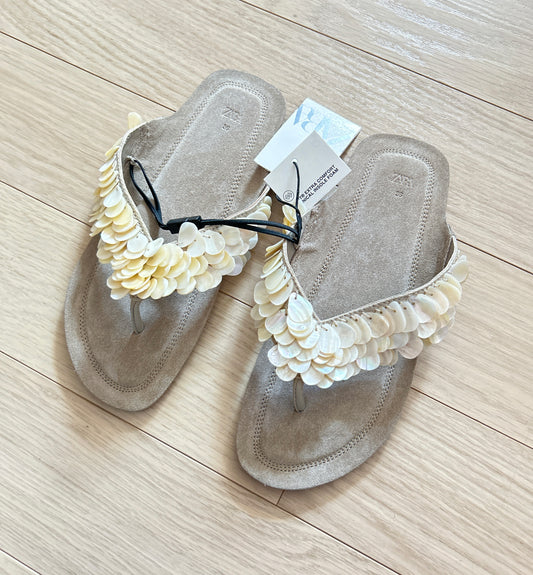 Sandales en cuir à coquillages