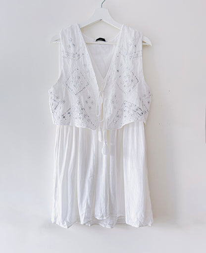 Robe blanche brodée avec gilet Stradivarius