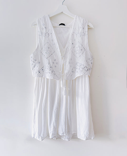 Robe blanche brodée avec gilet Stradivarius