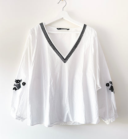 Chemisier blanc brodé Zara